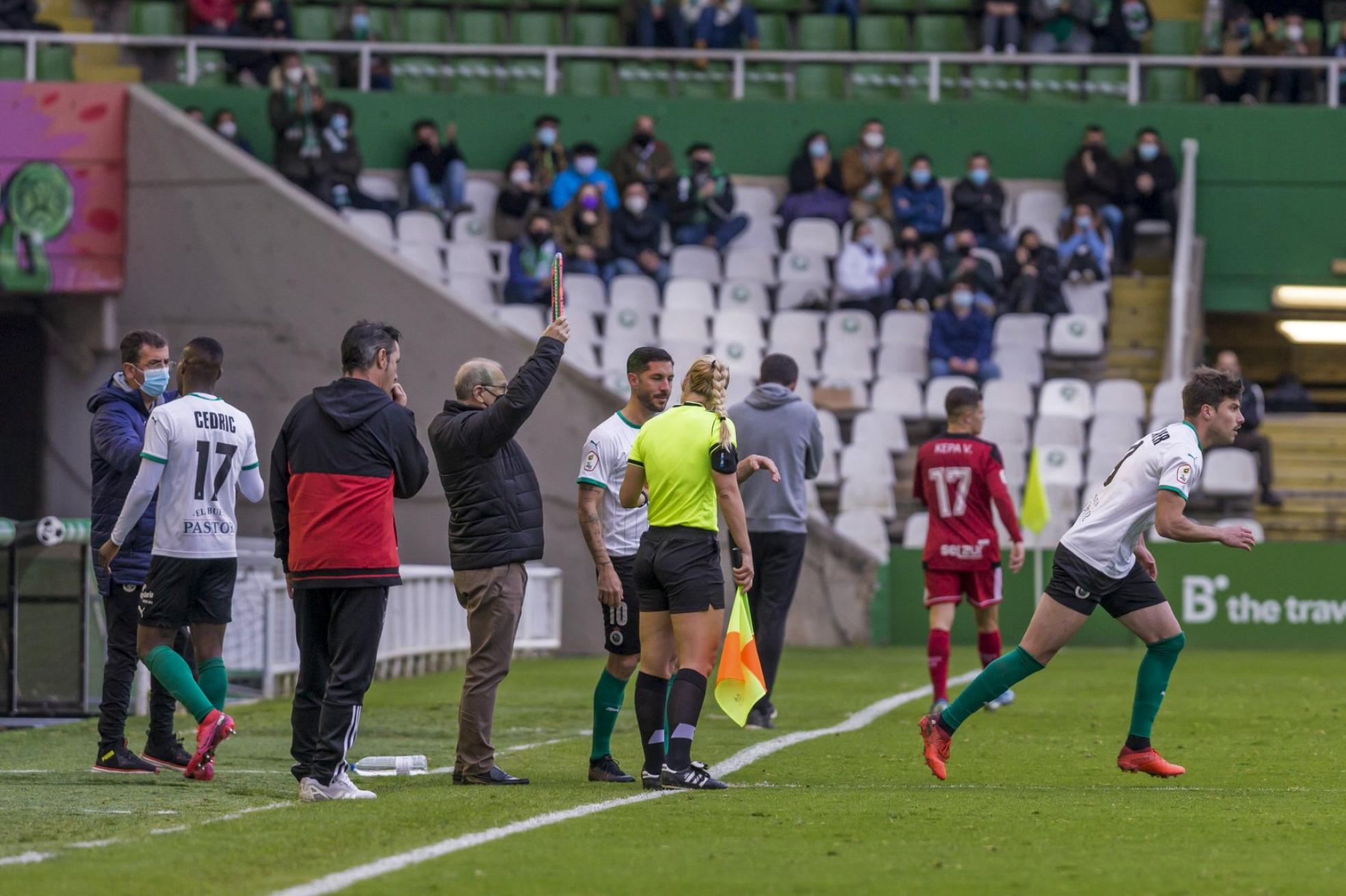 Álvaro Cejudo habla con la asistenta del cuadro arbitral antes de saltar al campo.