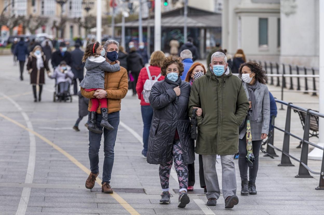 Santander. La primavera se estrenó con temperaturas de invierno, lo que no impidió que los paseantes tomaran las calles. 