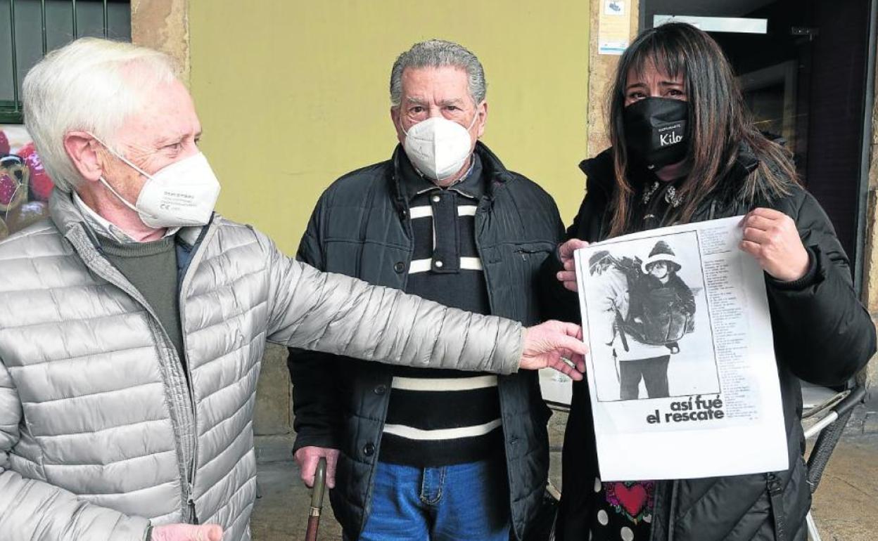 Juanjo Arrieta, Bernardo González Rodríguez-Maribona e Isabel Menéndez, en su reencuentro cincuenta años después, con la foto que les hizo José Vélez.