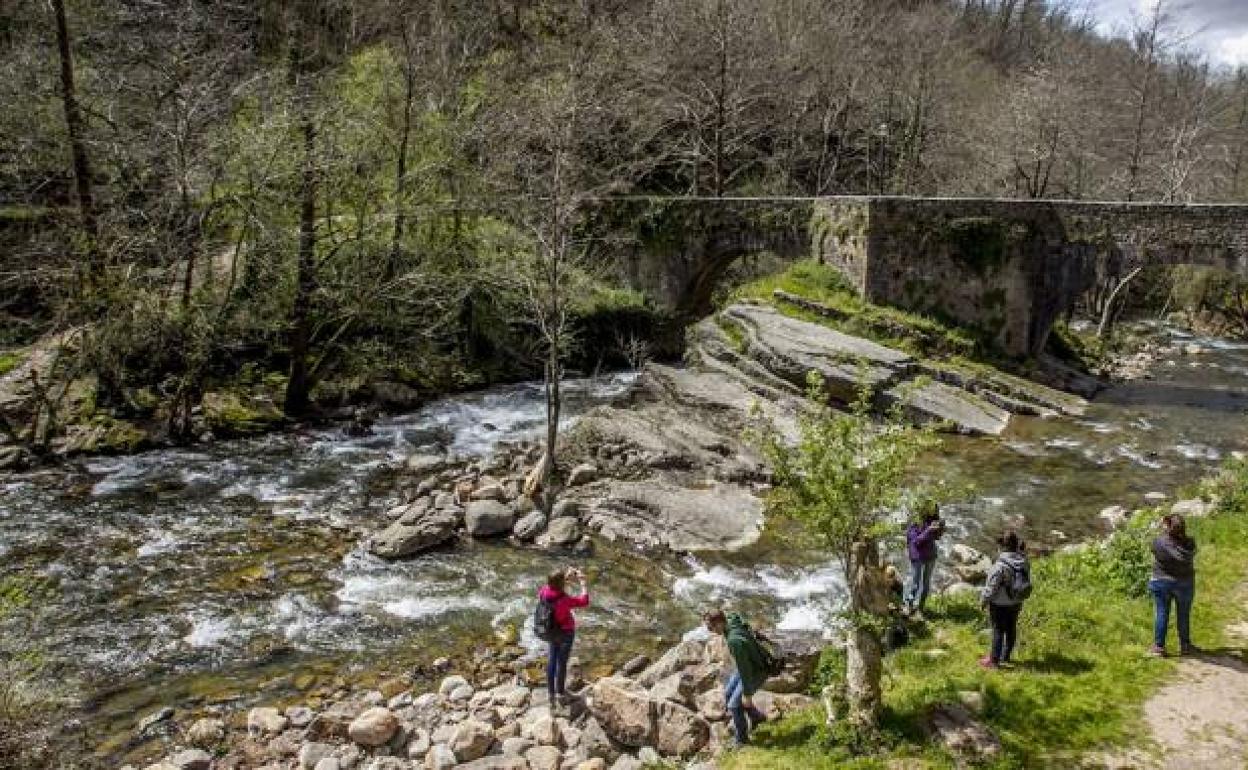 Un grupo de turistas fotografía el paisaje en Los Tojos. 