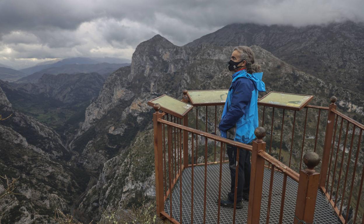 Luis Miguel García contempla el espectacular paisaje desde el mirador. 