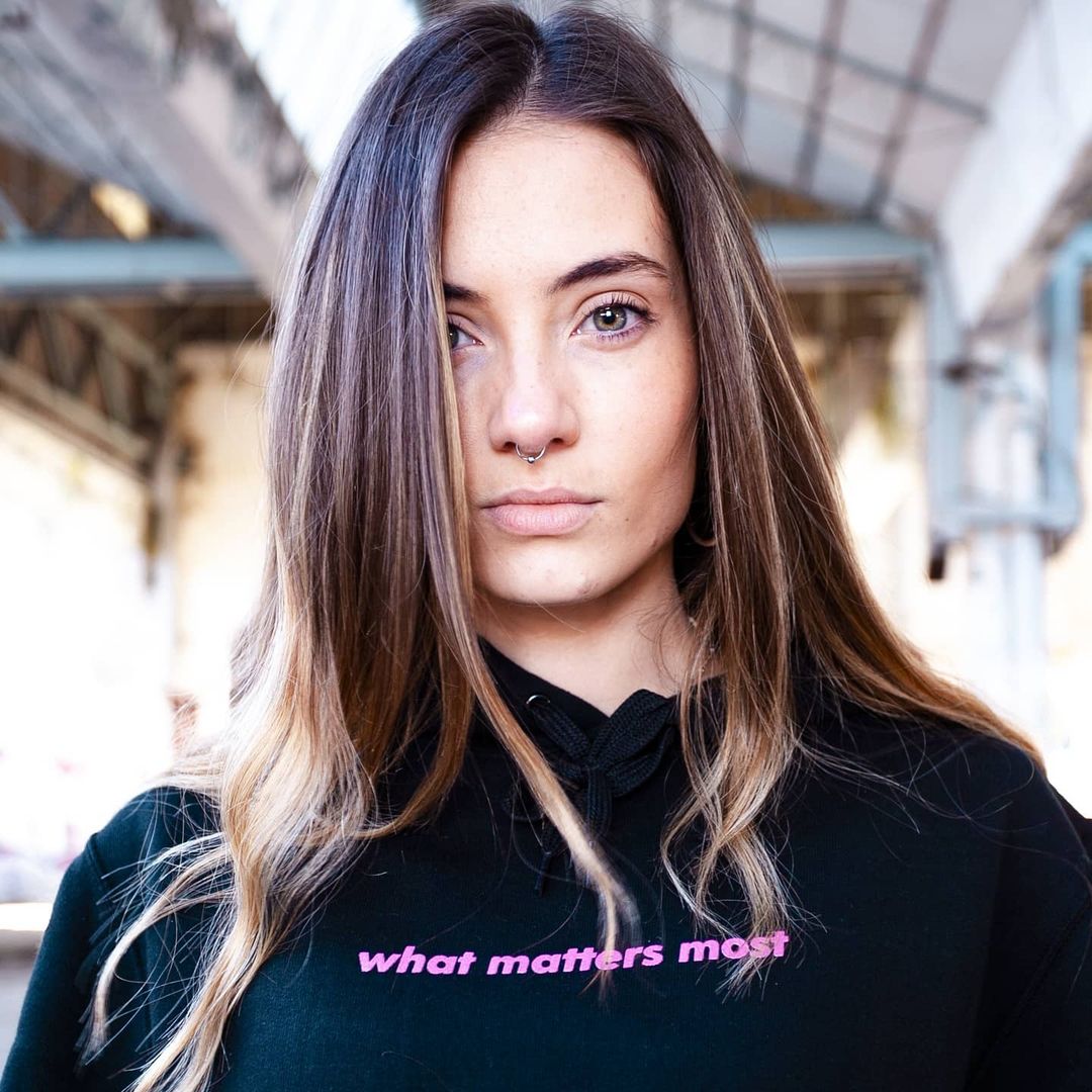 Diseño de sudadera 'What matters most', en color negro.