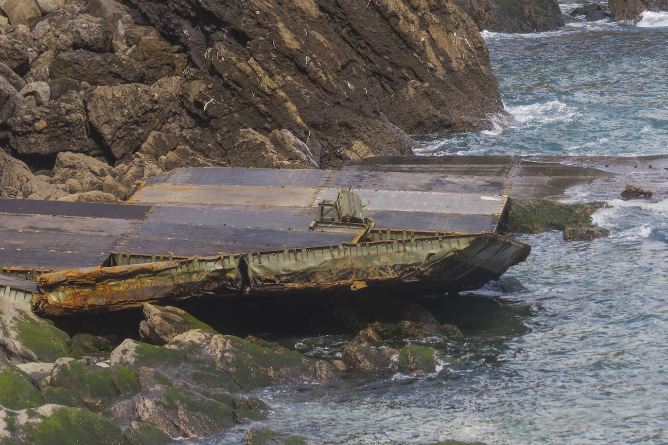 El Ejército de Tierra estudia cómo retirar las piezas del puerto flotante que aún están en la costa de Cotolino y el cargadero de Dícido 