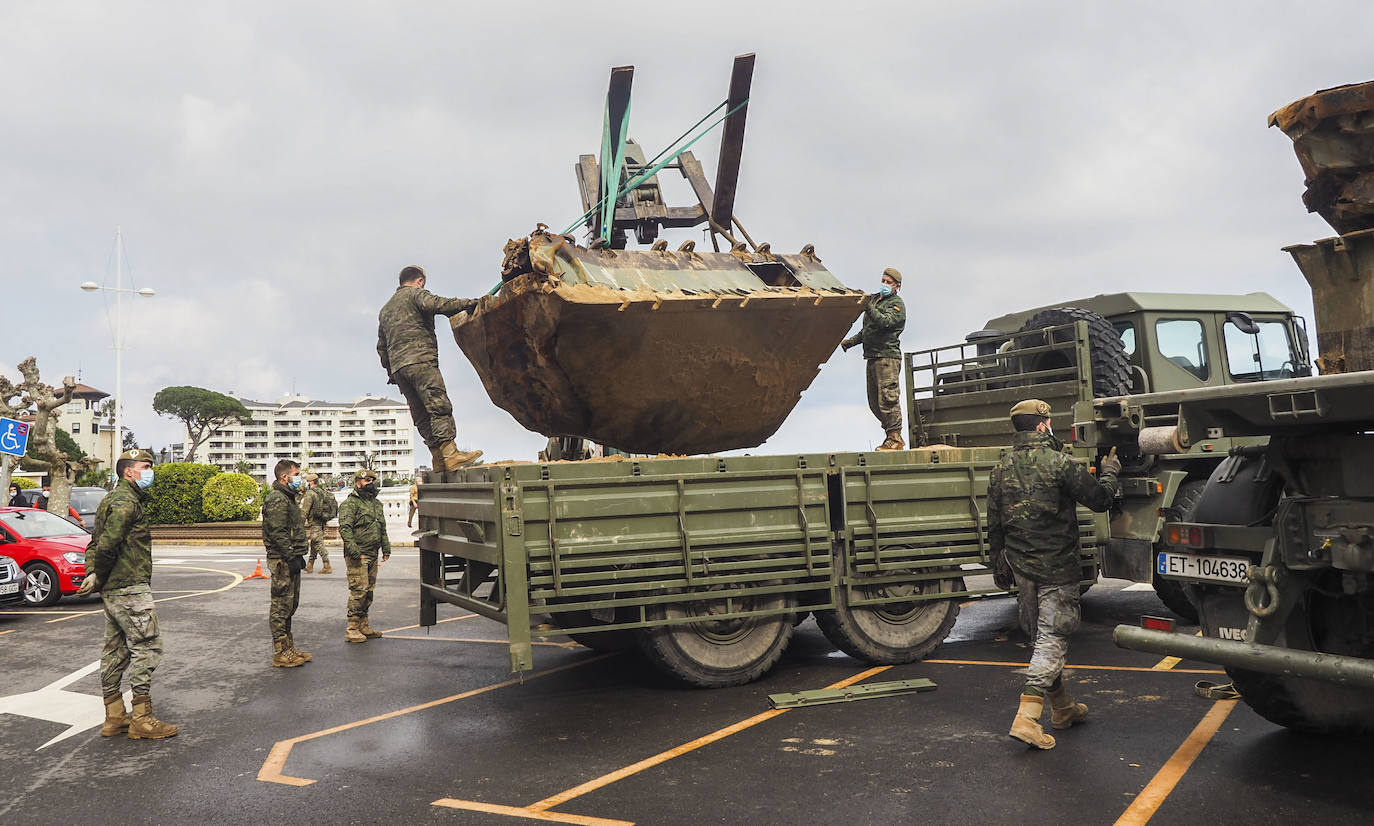 El Ejército de Tierra estudia cómo retirar las piezas del puerto flotante que aún están en la costa de Cotolino y el cargadero de Dícido 