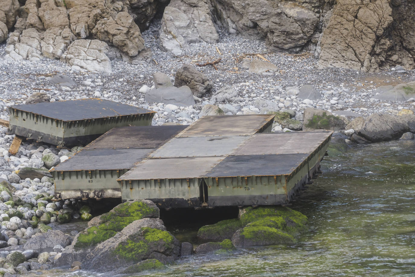 El Ejército de Tierra estudia cómo retirar las piezas del puerto flotante que aún están en la costa de Cotolino y el cargadero de Dícido 