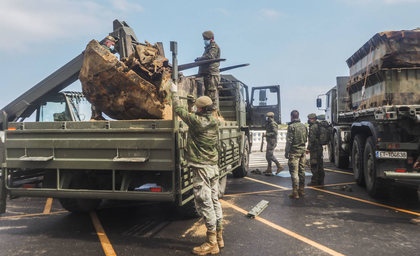 El Ejército de Tierra estudia cómo retirar las piezas del puerto flotante que aún están en la costa de Cotolino y el cargadero de Dícido 