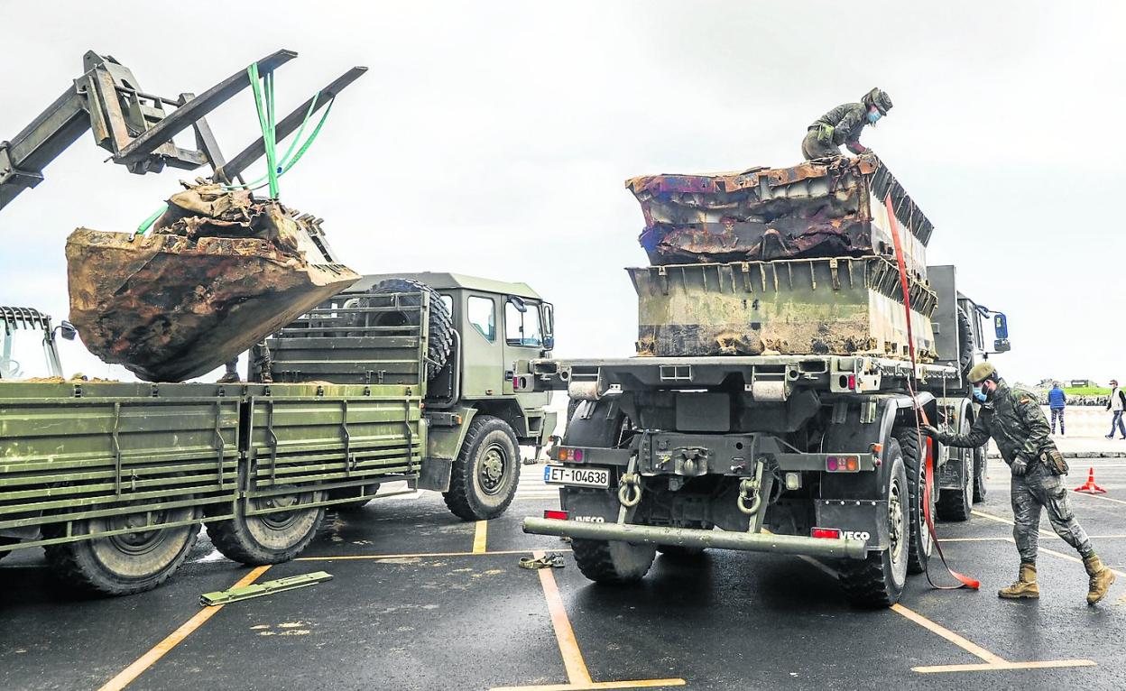 Los camiones del Ejército recogen los pontones varados en la playa de Brazomar. 