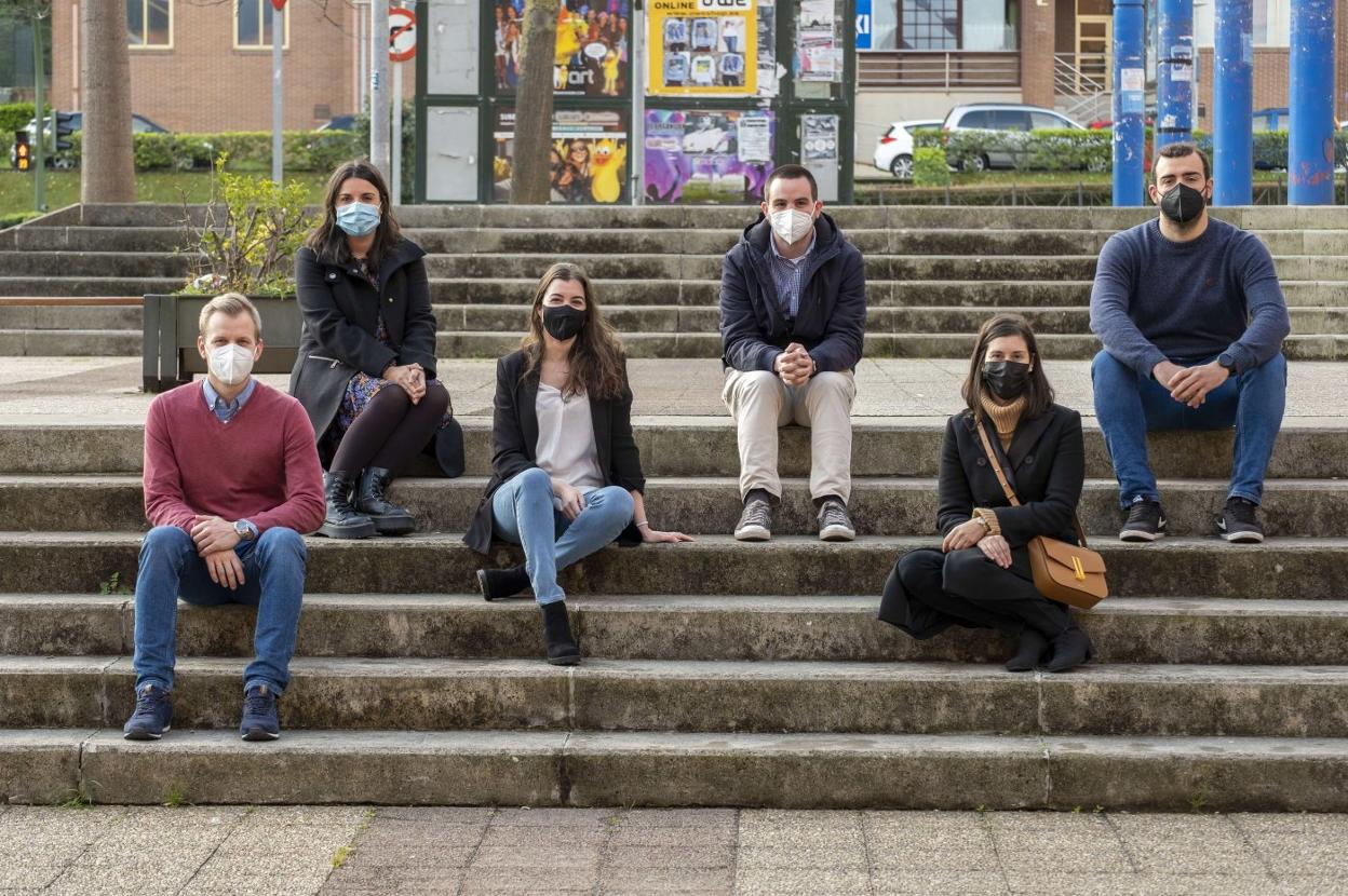 Los investigadores Álvaro del Real Bolt, Jara Laso, Ana Lara, Asier García, Alexandra Toimil y Manuel Luna, frente al Interfacultativo. daniel pedriza