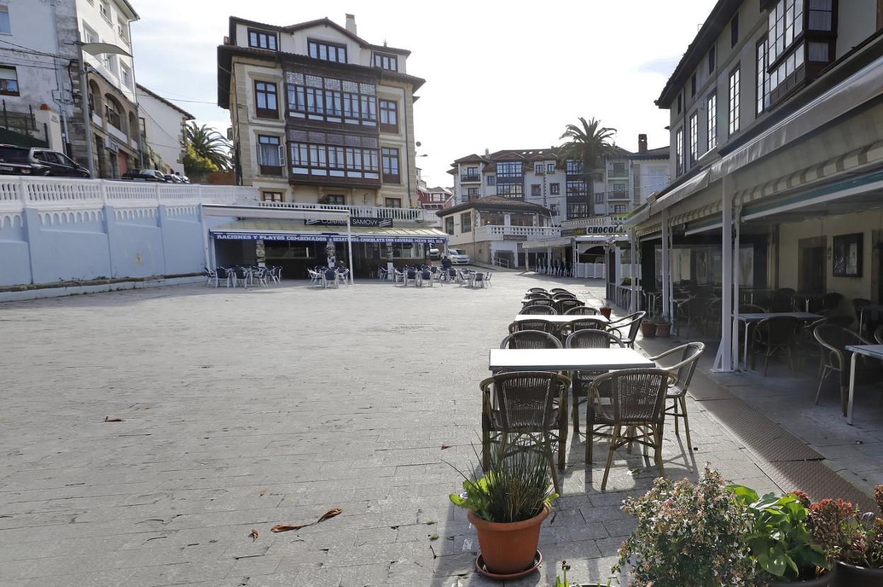 El local se encuentra al fondo de la plaza del Corro, junto al restaurante Campíos y el Samovy. 