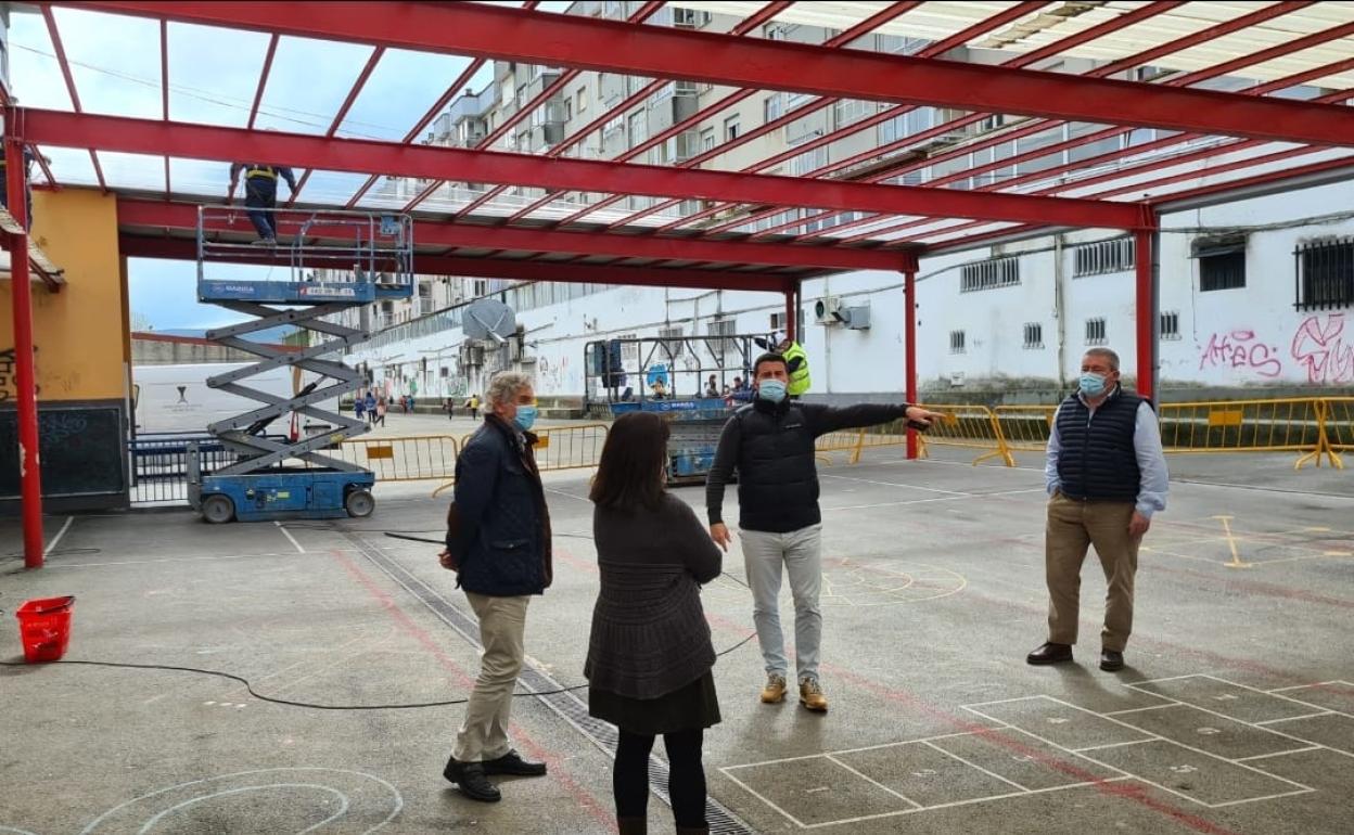 Comienzan las obras de mejora del porche del colegio Virgen de Valencia de Renedo