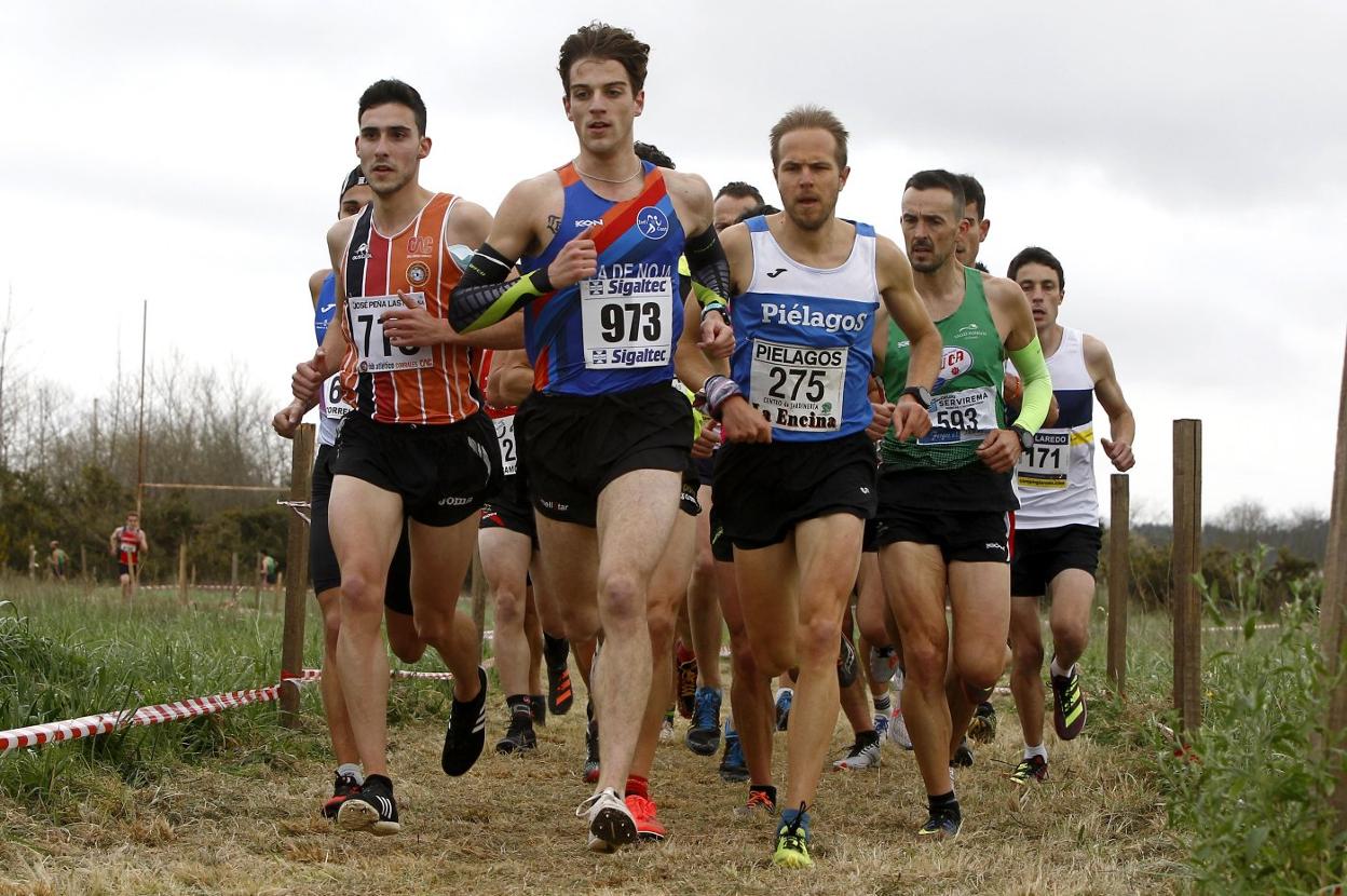 Un grupo de corredores durante el único cross oficial, disputado el 21 de febrero en Camargo. 