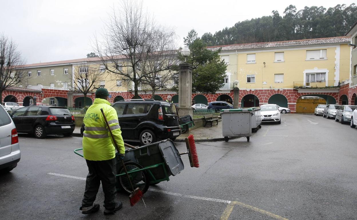 El trabajador accidentado está contratado para realizar labores de limpieza viaria en Torrelavega