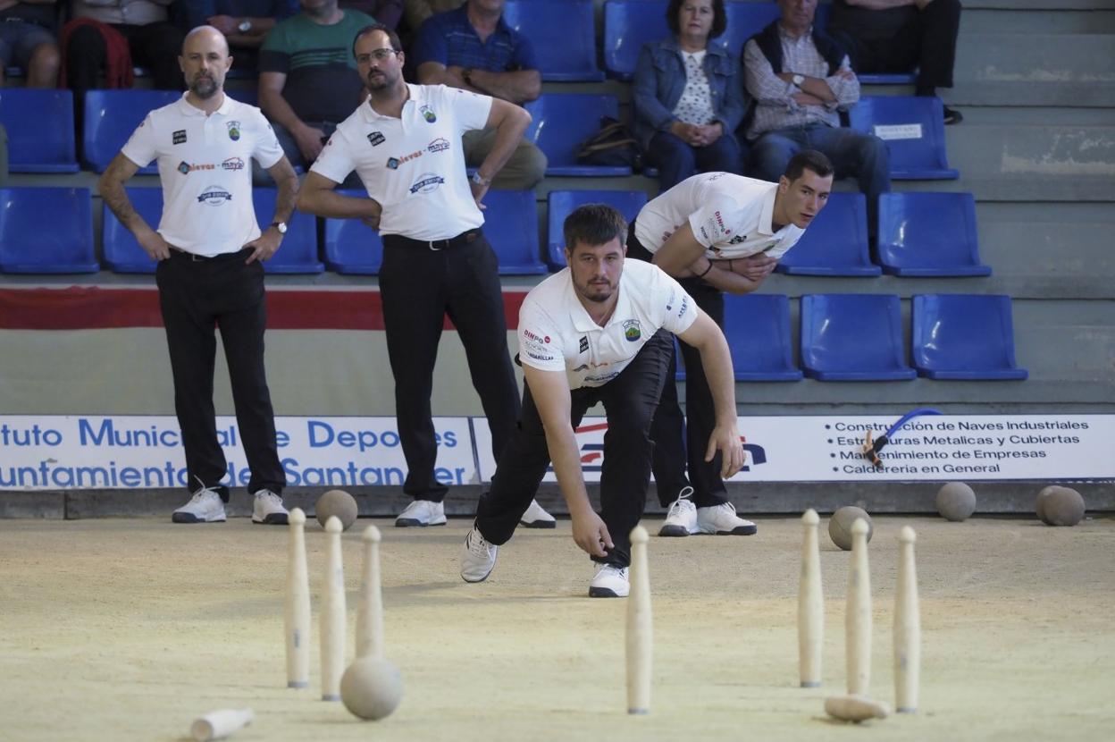 Carlos Gandarillas birla con Peñacastillo en 2018, con Rodríguez, Gutiérrez y Víctor González al fondo. 