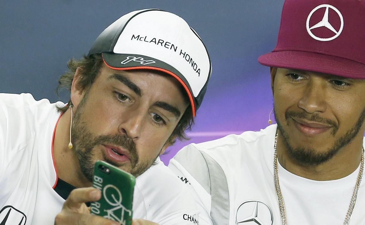 Fernando Alonso, cuando militaba en McLaren, y Lewis Hamilton. 