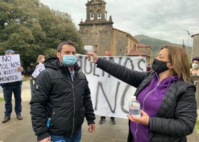 Imagen secundaria 1 - La manifestación se ha hecho con distancias, se llevó gel y se tomó la temperatura a los asistentes 