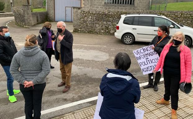 Imagen principal - Momento de la discusión con el edil Lucas Mier 