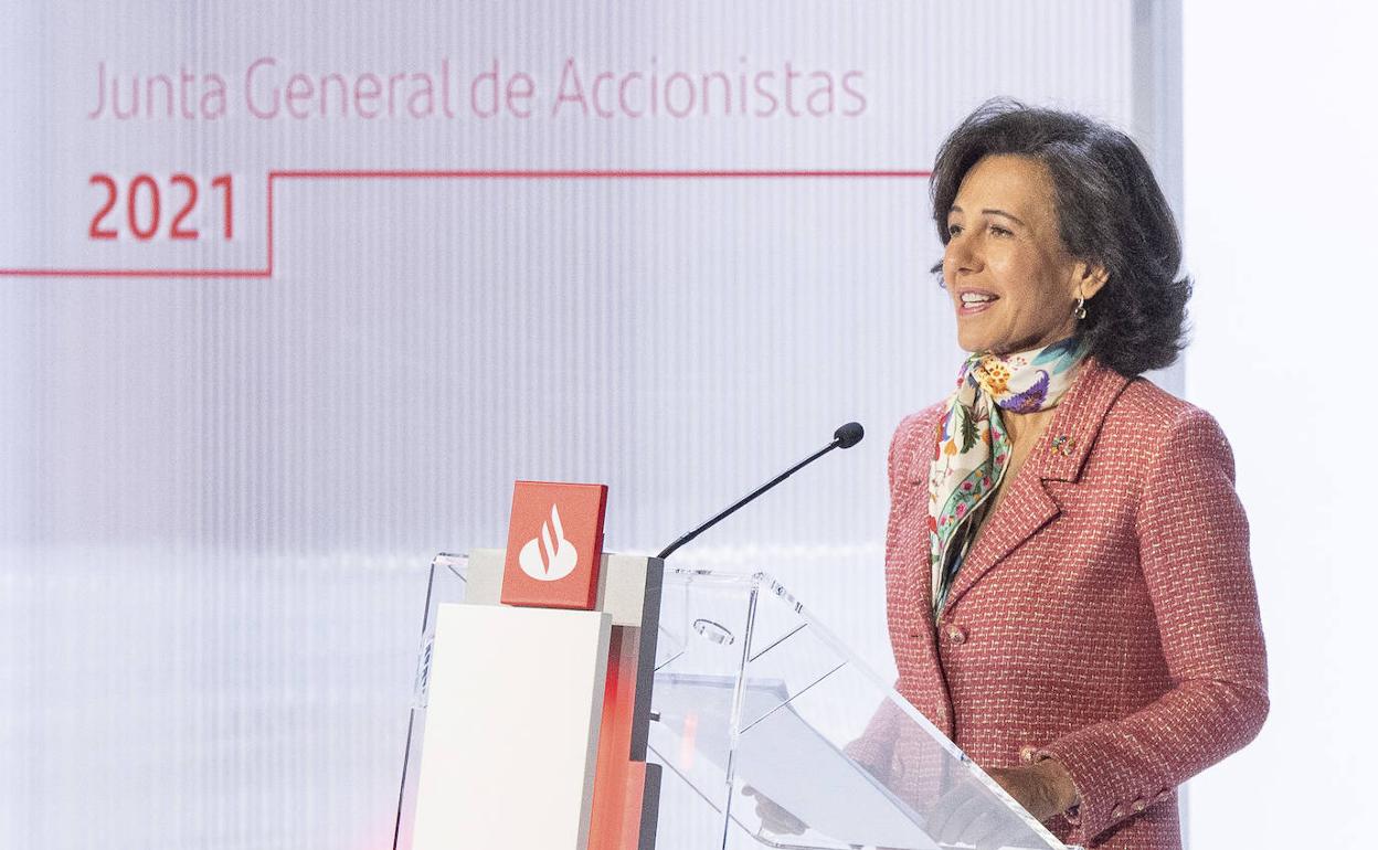 Ana Botín, presidenta del Grupo Santander, espera que la vacunación sirva para recuperar la economía este mismo año y no olvidó a las víctimas de la pandemia. 