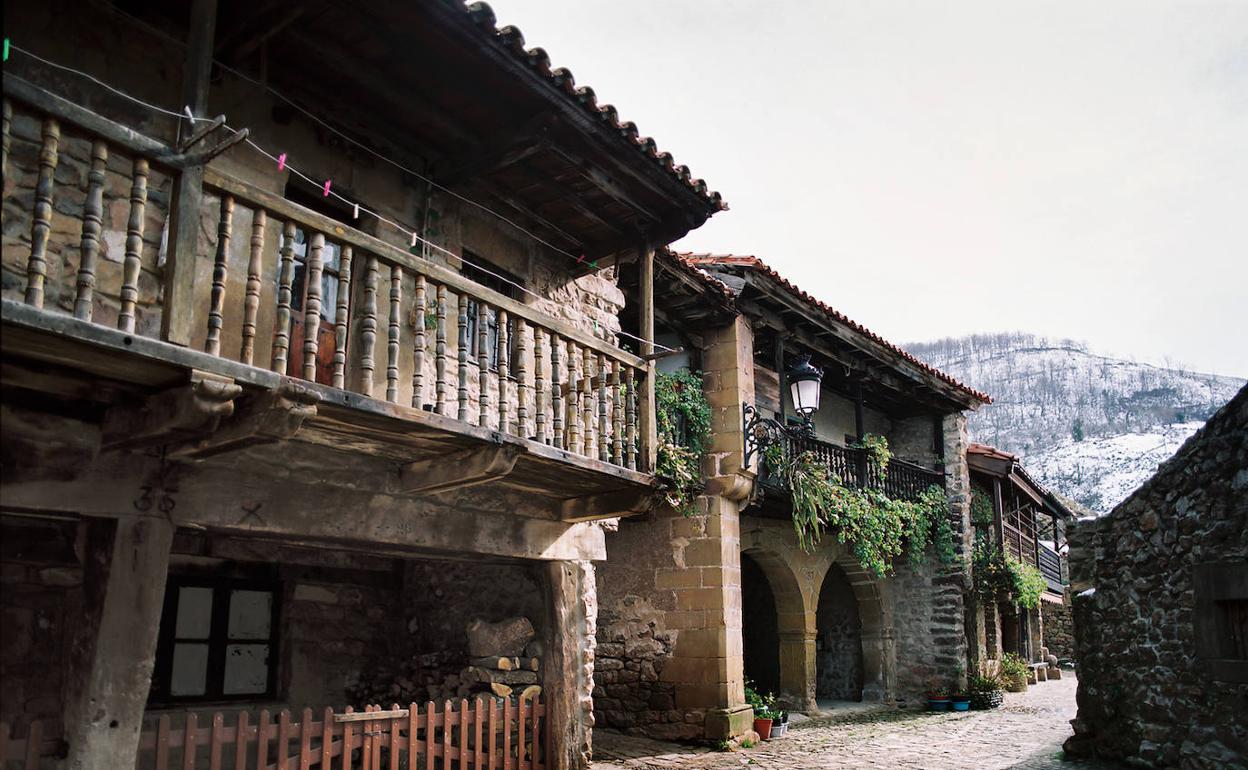 Bárcena Mayor forma parte de la Asociación de Pueblos más Bonitos de España. 