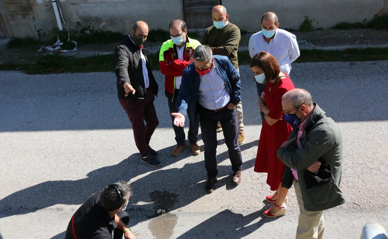 La consejera de Presidencia y el alcalde de Campoo de Enmedio, en una visita a la red de hidrantes de la localidad de Cañeda