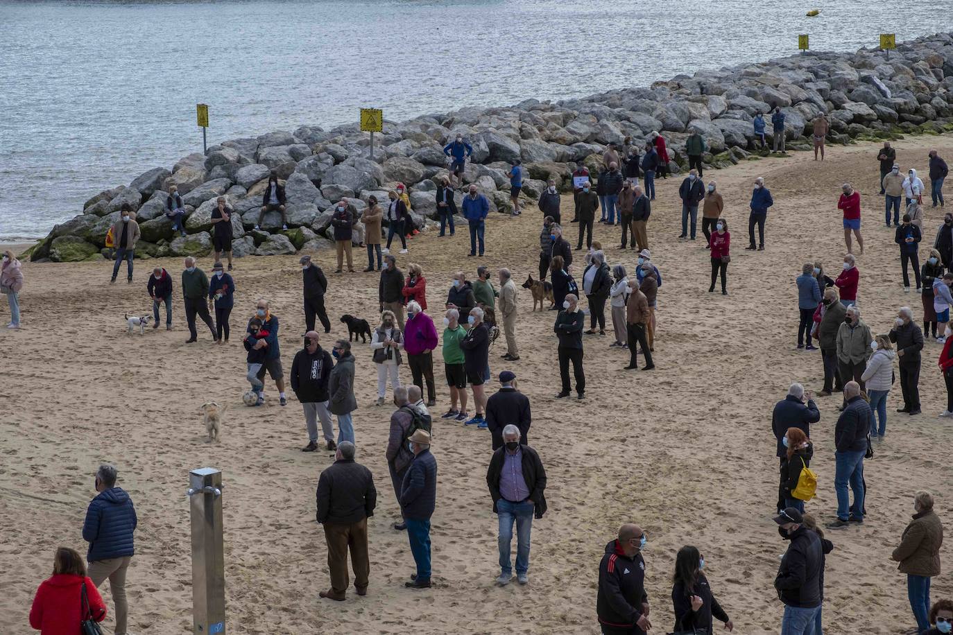 La organización vecinal, que ha reunido firmas para paralizar la obra de retirada de las infraestructuras a partir del lunes, ha criticado que el futuro de la playa se fíe a una «simple riña política»