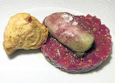 Imagen secundaria 1 - Pochas con carne de lecheal; steak tartar y tuétano; y lubina con tartar de gambón.