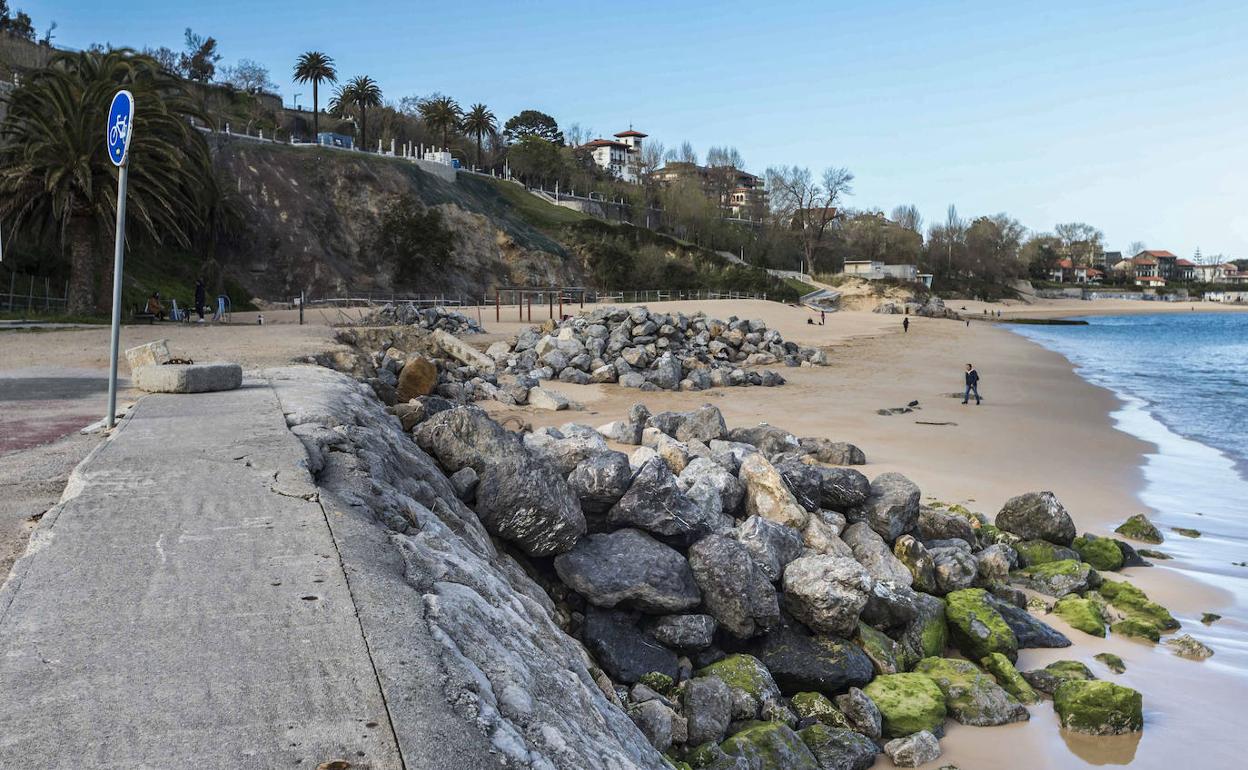 Material de construcción depositado junto a la playa de Los Peligros, que se retirará a partir de este próximo lunes.