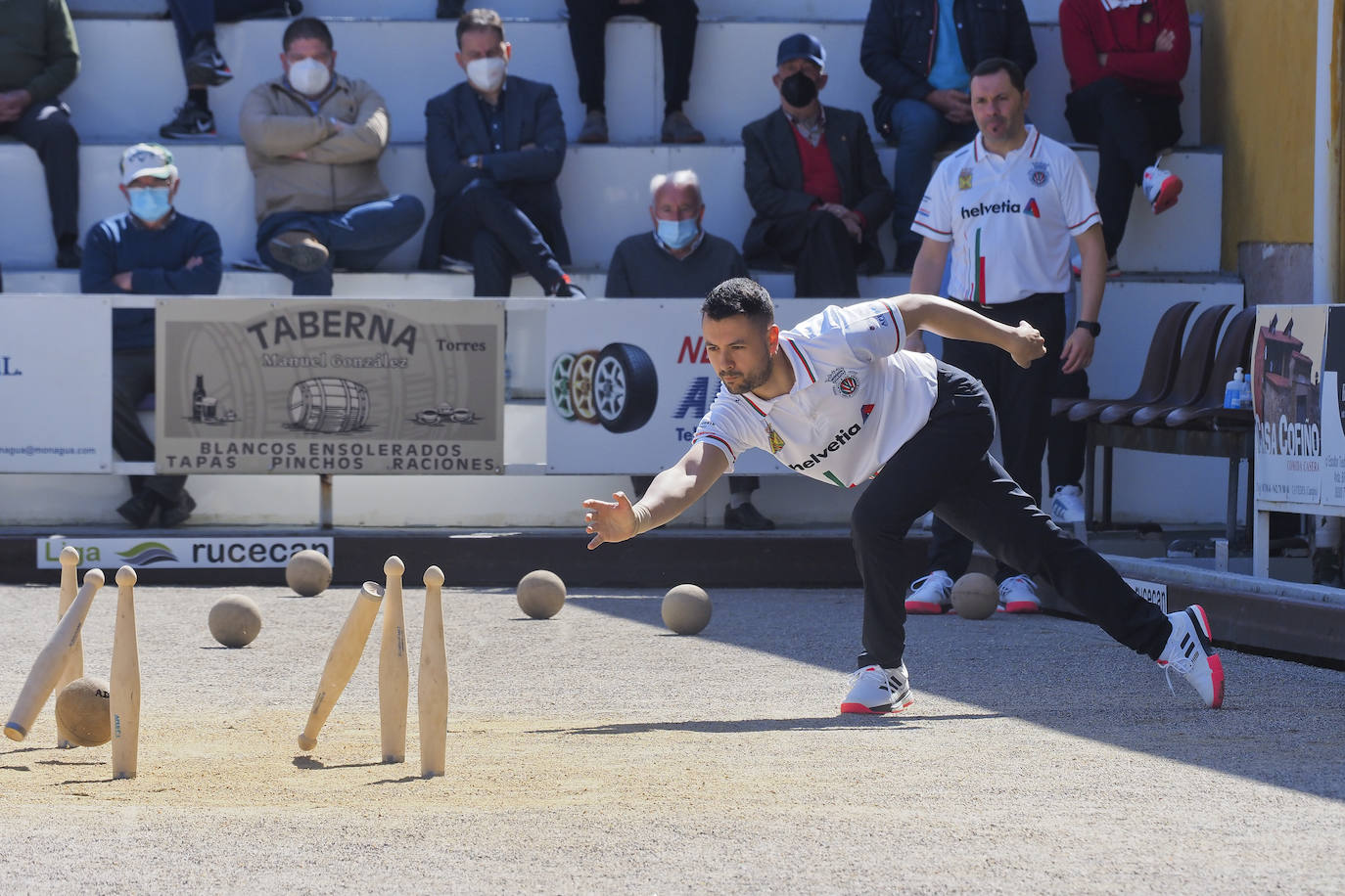 Pablo Fernández birlando, al fondo Alfonso Díaz.