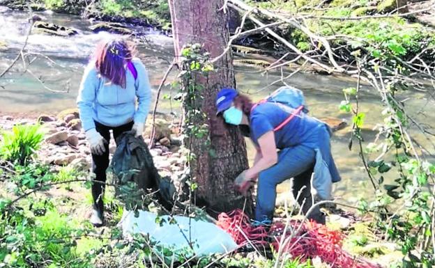  Limpieza del Nansa. Voluntarios de la Asociación Cántabra de Fomento de Caza y Pesca han colaborado junto al Ayuntamiento de Rionansa el pasado sábado en la limpieza del cauce del río. 