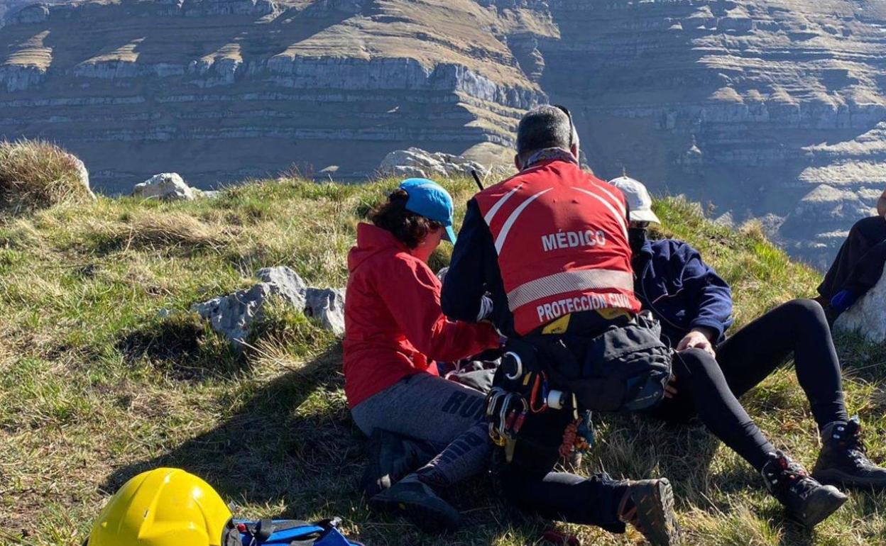 Dos senderistas rescatados en helicóptero en el Pico Porracolina, en Ruesga