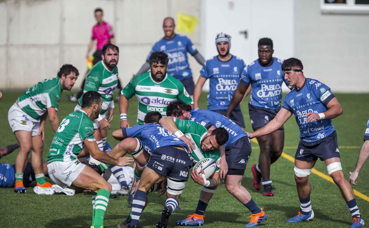 Bellelli lleva el oval en el partido de la primera vuelta, que ganó el Ciencias por 21-28.