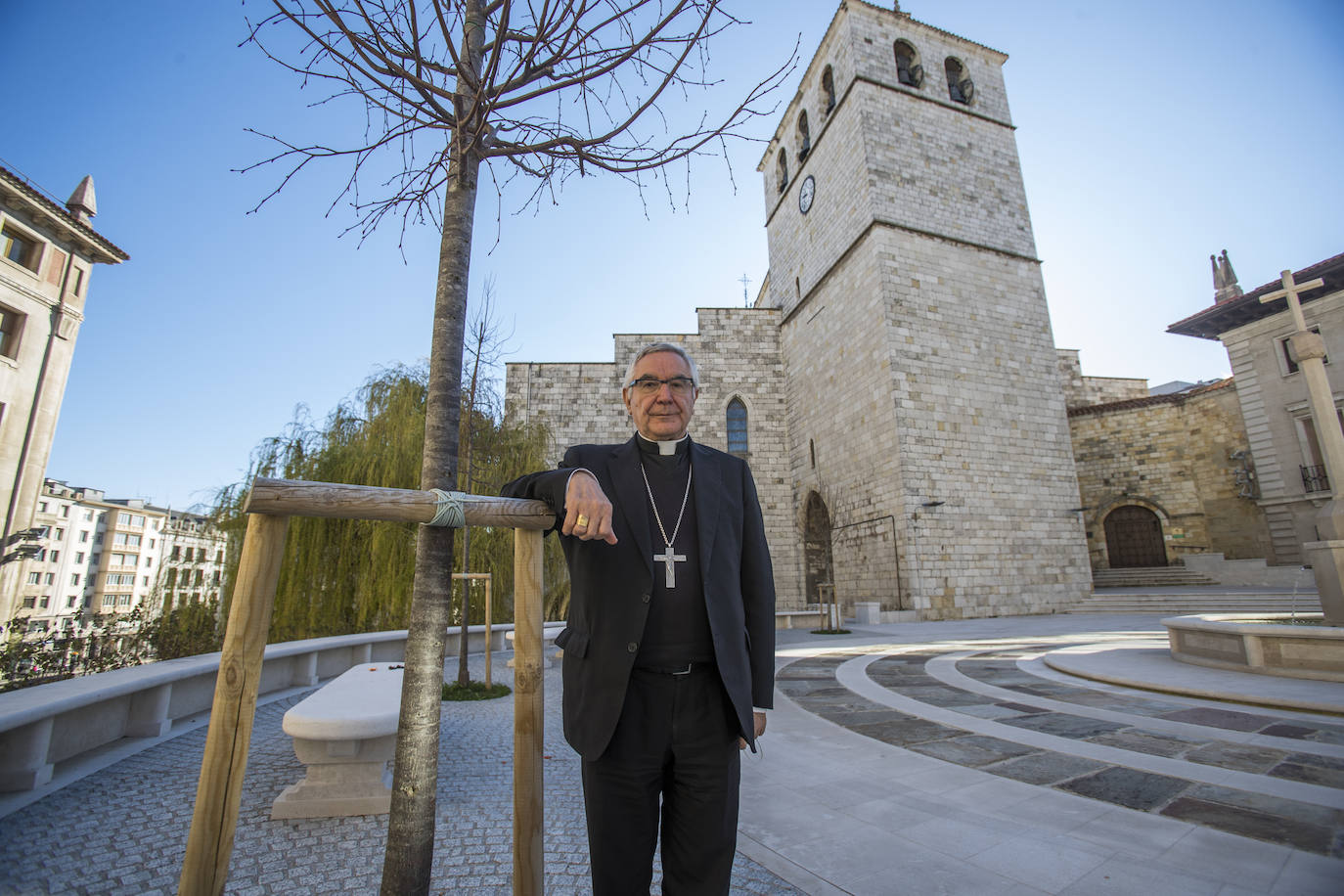 El obispo de Santander, Manuel Sánchez Monge, posa en el entorno de la Catedral, pocos días antes del inicio de la Semana Santa.