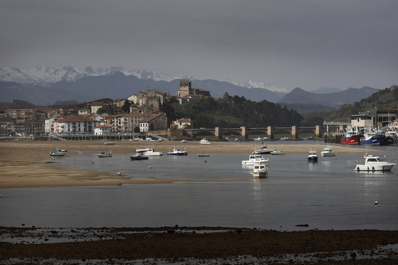 Fotos: La marea baja deja a los barcos de San Vicente de la Barquera en el arenal