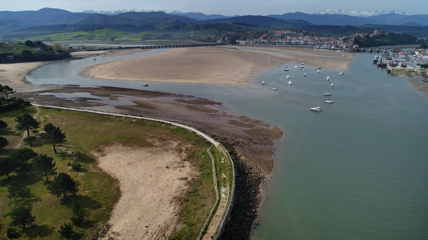 Fotos: La marea baja deja a los barcos de San Vicente de la Barquera en el arenal