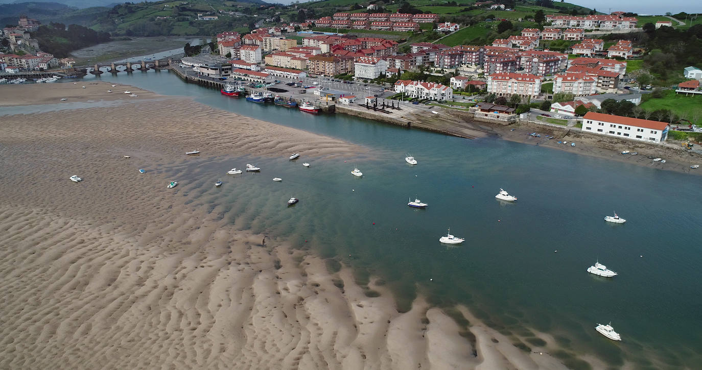 Fotos: La marea baja deja a los barcos de San Vicente de la Barquera en el arenal