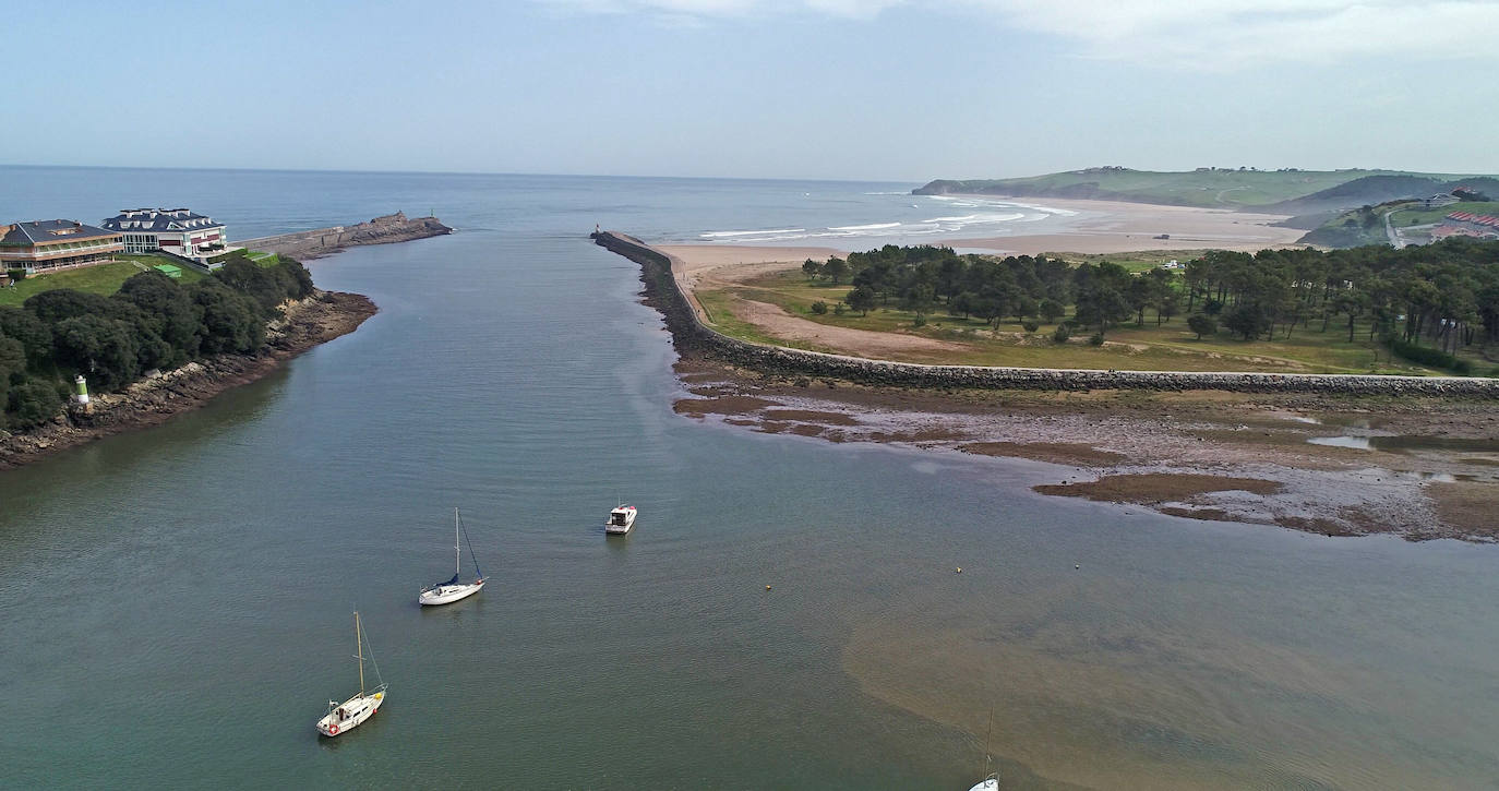 Fotos: La marea baja deja a los barcos de San Vicente de la Barquera en el arenal