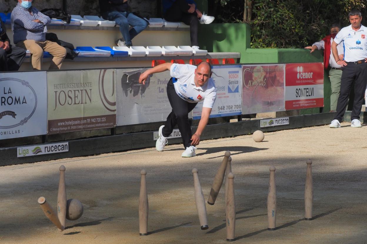 Héctor Salmón, al birle para Comillas durante el partido de ayer. 