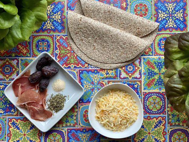 Ingredientes para la quesadilla de queso, cebolla y dátiles.