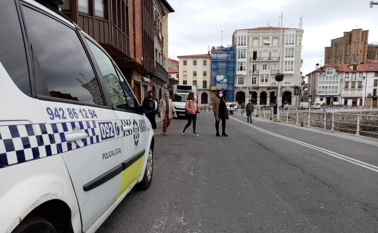 Coche de la Policía Local de Castro en las inmediaciones del puerto.