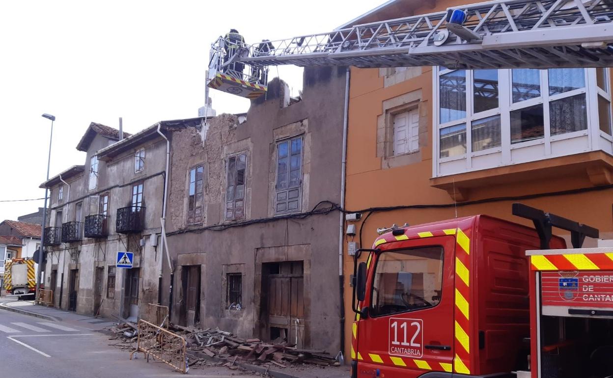Cortada la avenida Cantabria de Reinosa ante el riesgo de desplome de la fachada de un edificio