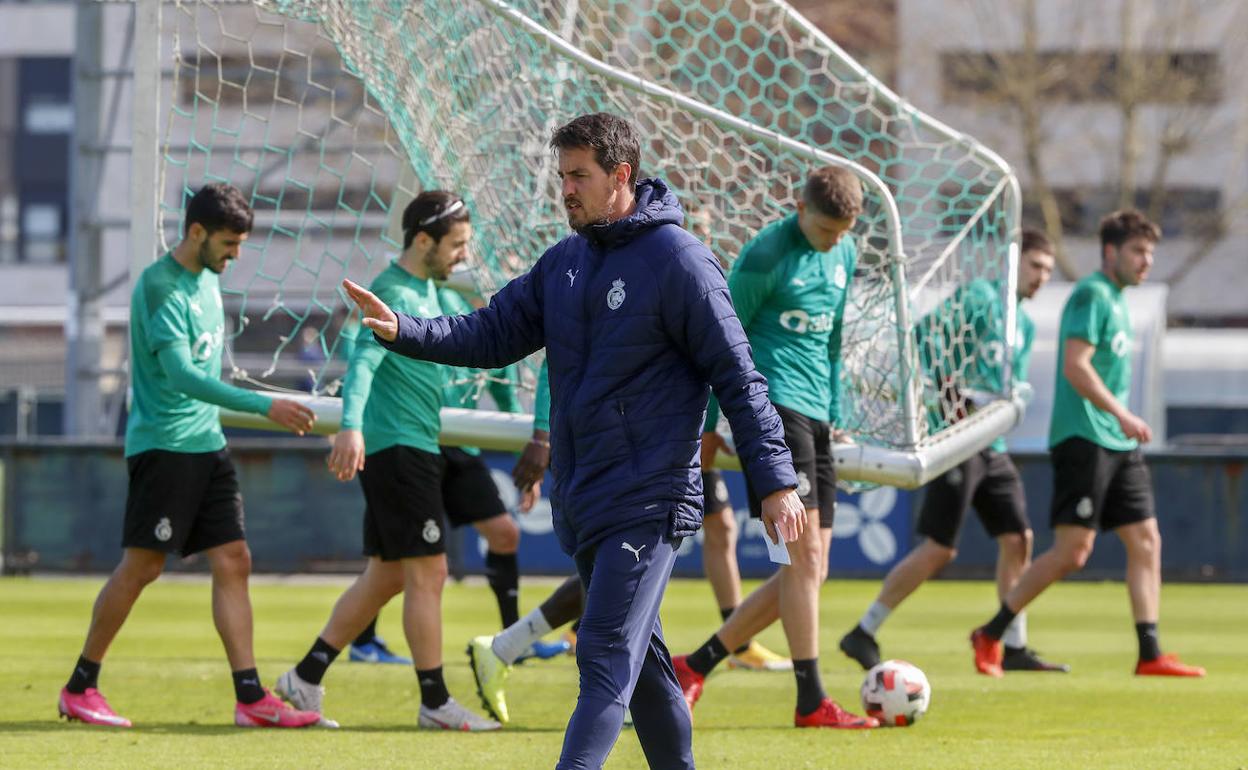 Solabarrieta dirige uno de los entrenamientos en La Albericia, mientras sus jugadores preparan una portería en el campo.