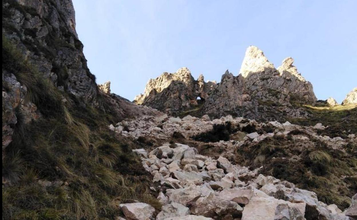 Un fuerte desprendimiento de rocas destroza la tubería de suministro de agua a pueblos de Cillorigo