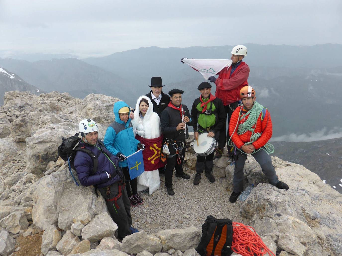 Boda en la cima del Picu Urriellu, en le Naranjo de Bulnes, de los santanderinos María Gómez y Francisco San José en 2016.