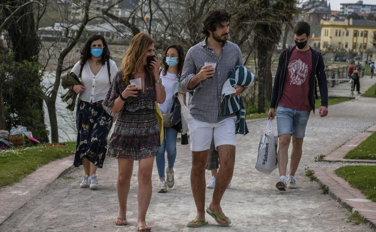 Gente paseando ayer por El Sardinero.