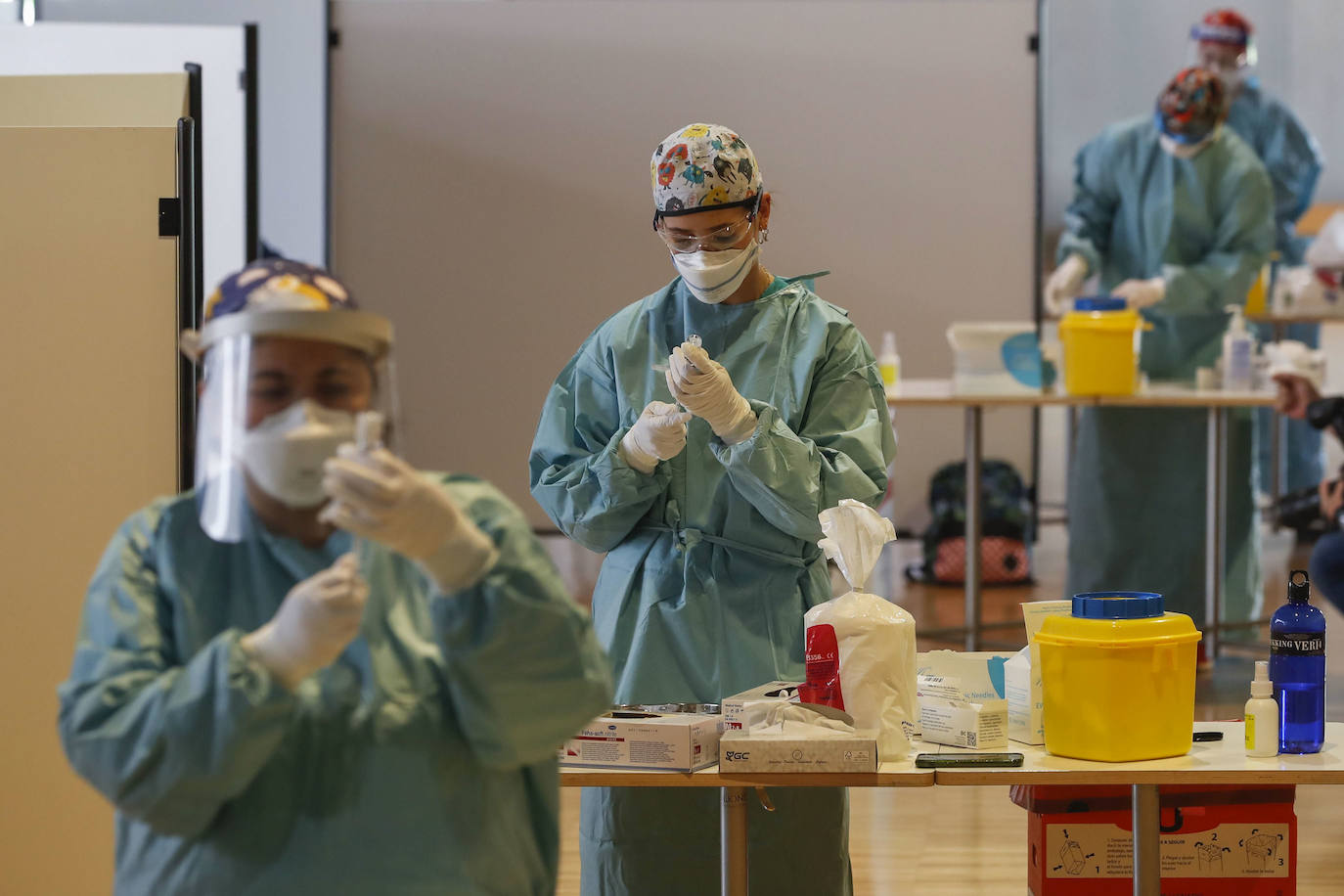 El Palacio de Exposiciones ha acogido la primera experiencia e vacunación masiva en Cantabria. Cuatro equipos han trabajado durante toda la jornada y seguirán hasta el sábado