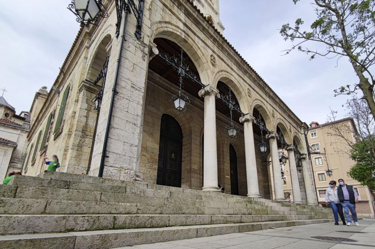 El cadáver de Santiago Sánchez apareció junto a las escaleras de la iglesia de Santa Lucía. 