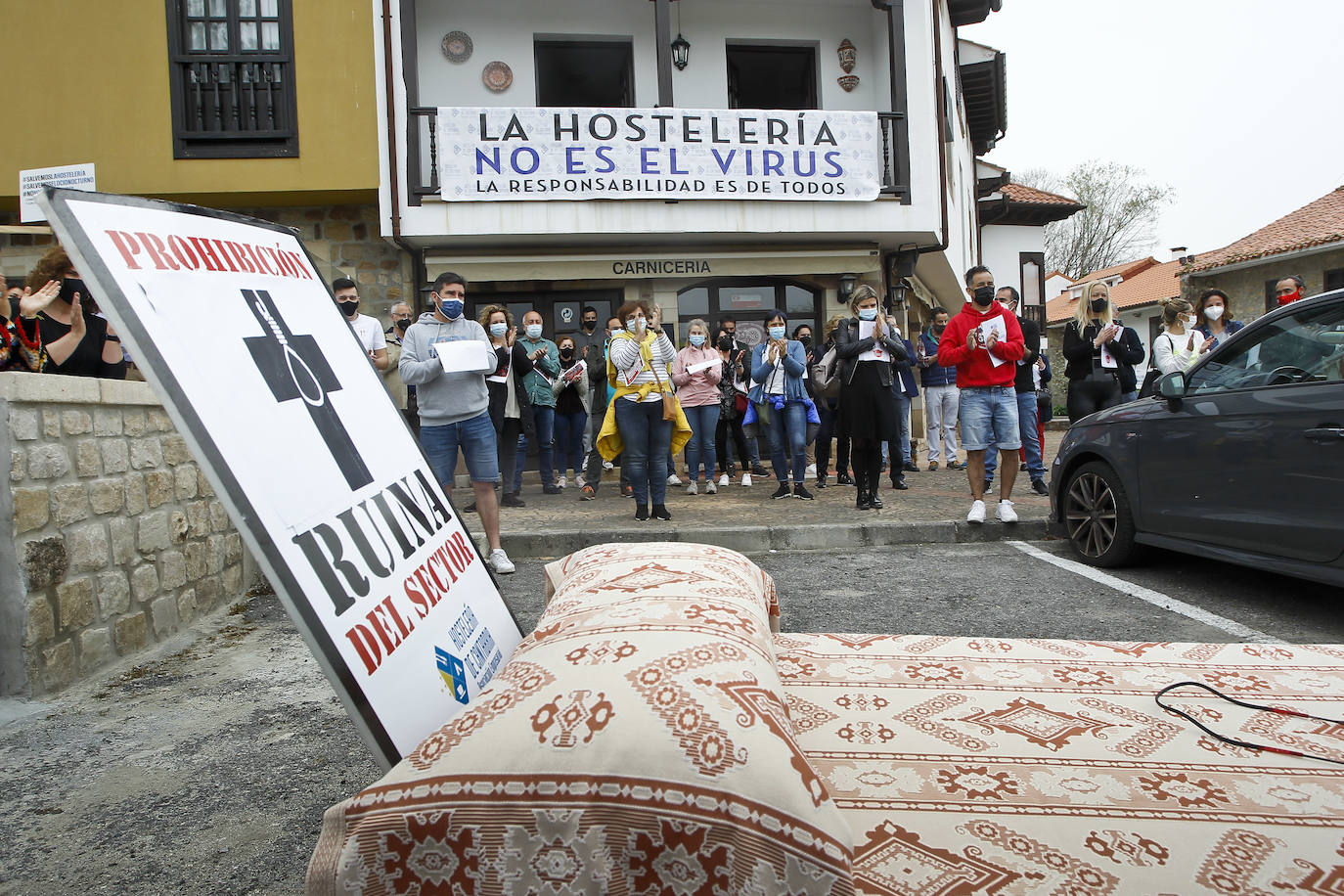 La Asociación de Hostelería de Cantabria ha protestado desde Santillana del Mar sacando camas a la vía pública para decir que están arruinados tras dar por perdida la segunda Semana Santa.