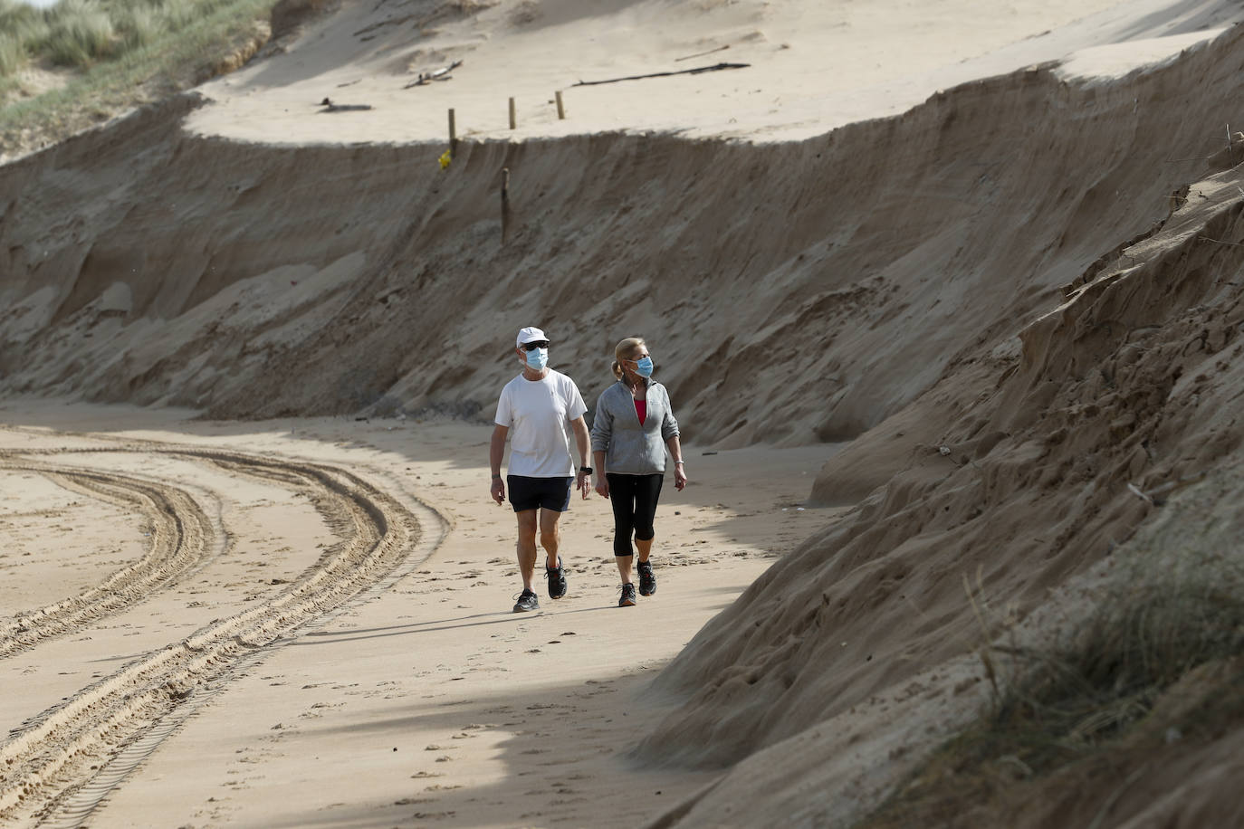 El Consistorio, a petición del Parque Natural de las Dunas de Liencres, actúa en los accesos tras la gran pérdida de arena a causa de las mareas vivas