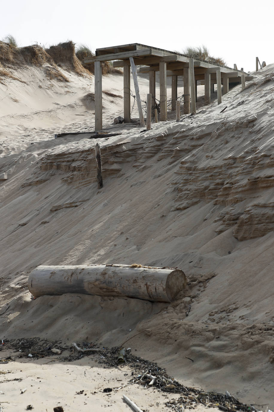 El Consistorio, a petición del Parque Natural de las Dunas de Liencres, actúa en los accesos tras la gran pérdida de arena a causa de las mareas vivas