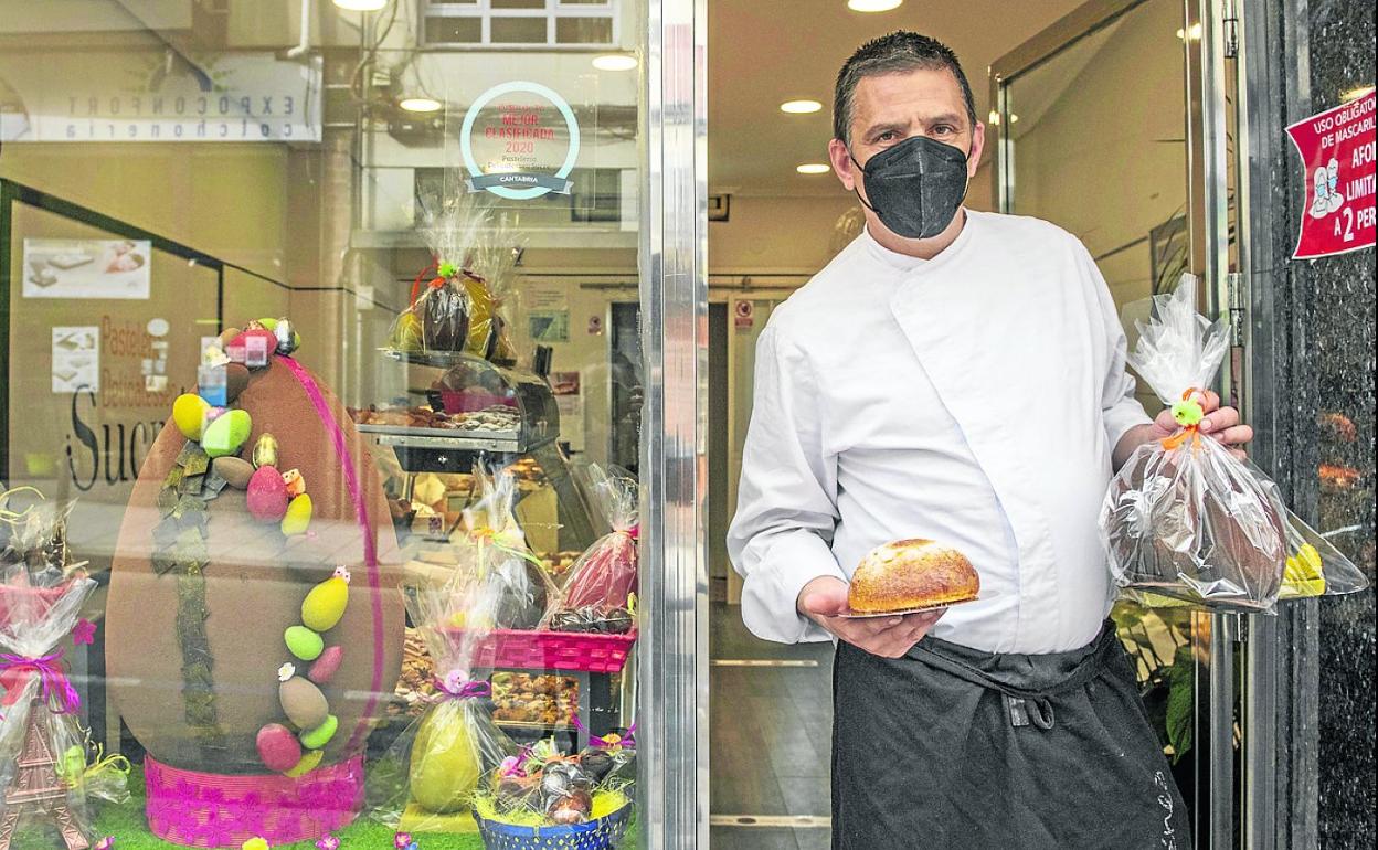 David Bonastre, con un huevo de Pascua y una 'toña'. A su derecha, el ejemplar de 30 kilos. maría gil