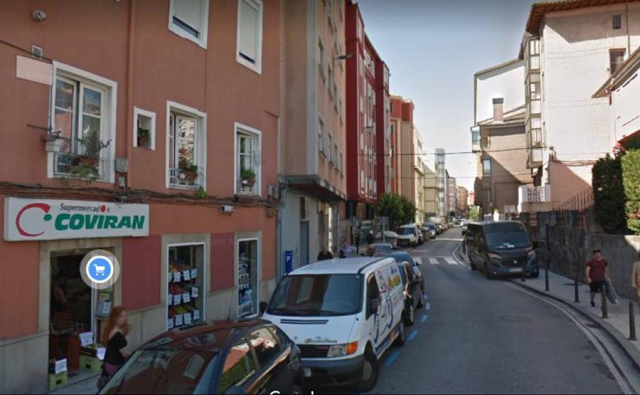 Vista de la calle Cardenal Cisneros, donde el dueño de una vivienda en la que se estaba celebrando una fiesta ha acabado detenido.